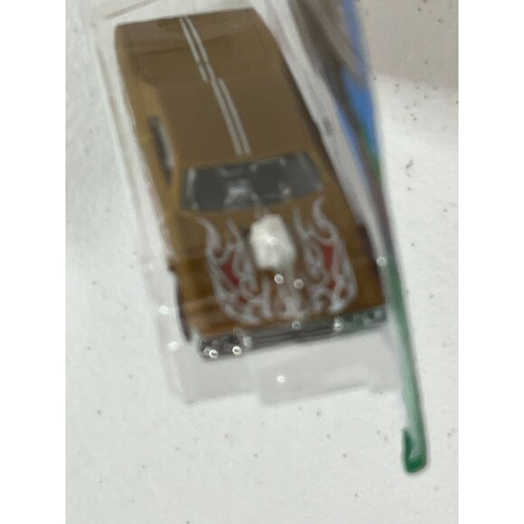 Hot Wheels Layin' Lowrider Gold Flames 2023 Reverse Rake Car 1:64 - Picture 8 of 8